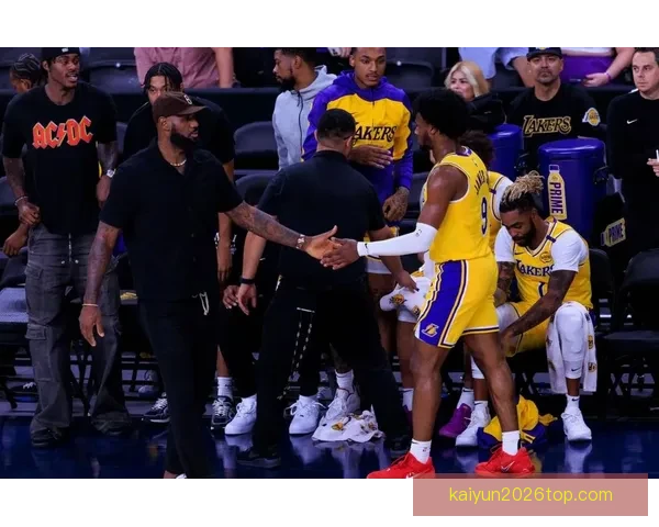 勒布朗三双领衔湖人轻取奇才三连胜里夫斯高效布朗尼首秀亮眼